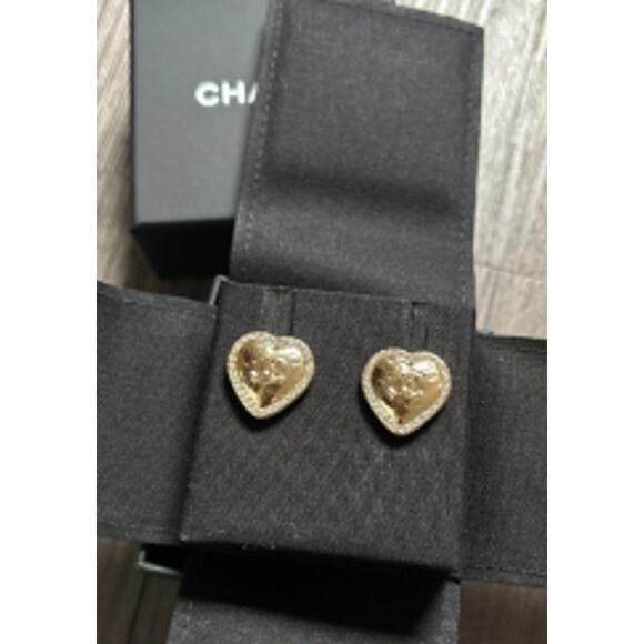 Gold CHANEL Heart Stud Earrings A21 (CHXX021) - Picture 2 of 8